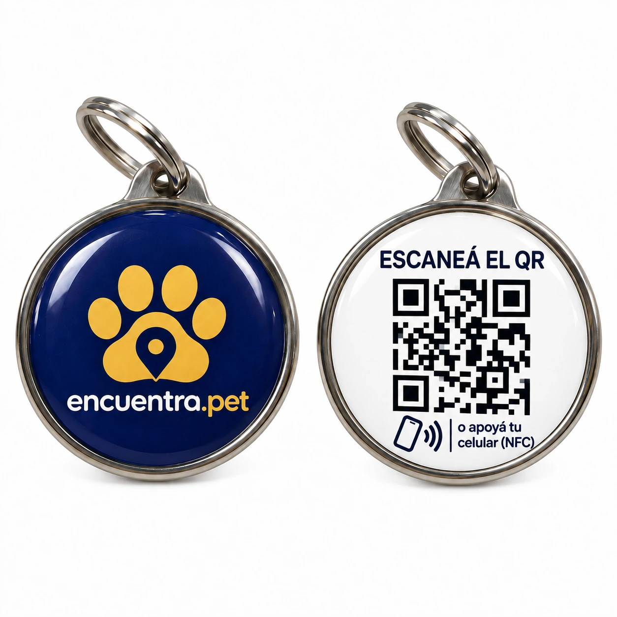 Vista ilustrativa del frente azul y el reverso blanco con QR de una chapita encuentra.pet
